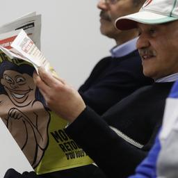 Ein Mitglied der iranischen Opposition liest die französische Zeitung "Charlie Hebdo"