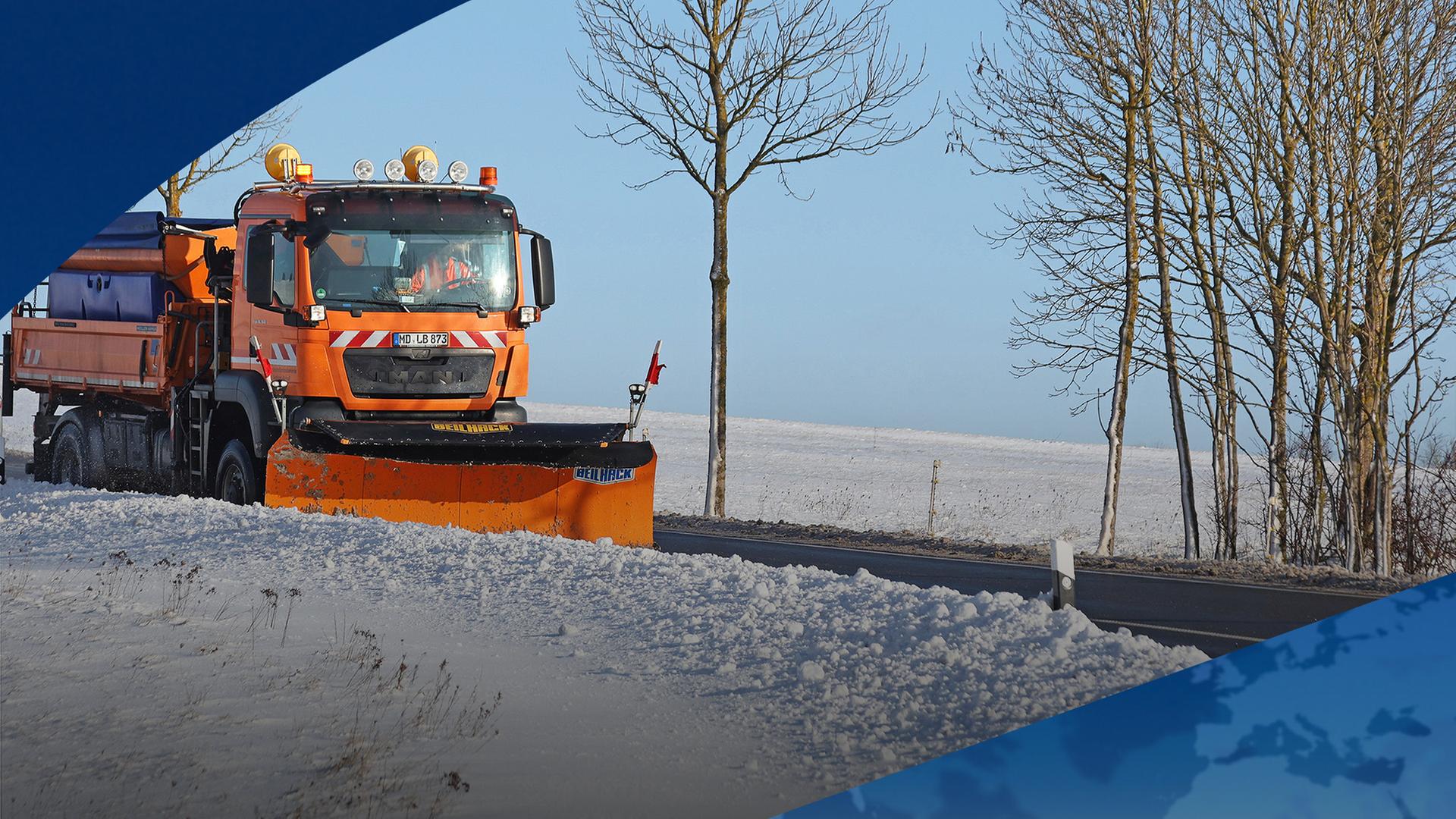  Ein Einsatzfahrzeug des Winterdienstes ist im Oberharz unterwegs. | Matthias Bein/dpa 