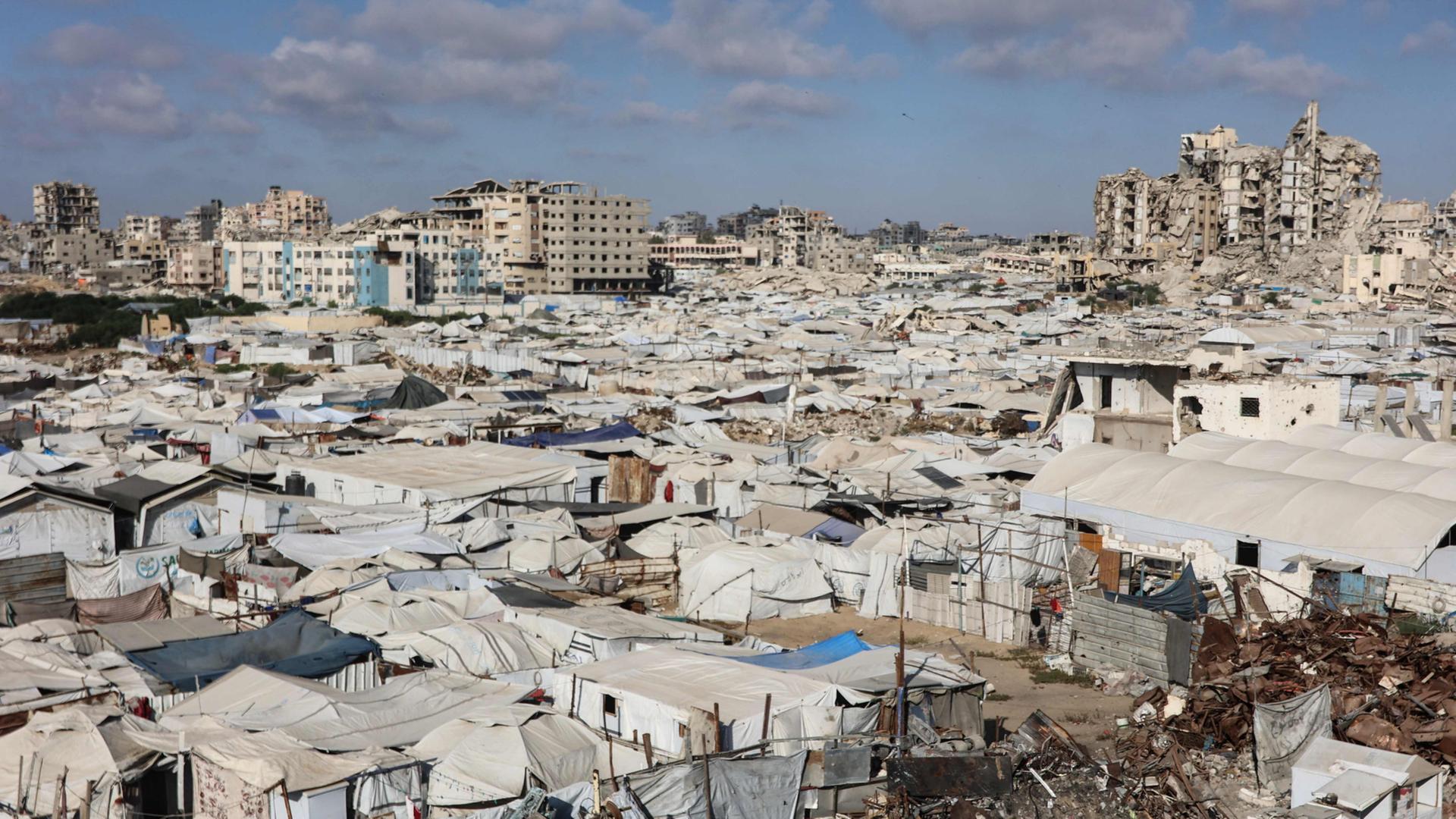 Zelte und provisorische Unterkünfte erstrecken sich inmitten der Trümmer von Gebäuden in der Nähe des Flüchtlingslagers al-Shati westlich von Gaza-Stadt.  | AFP