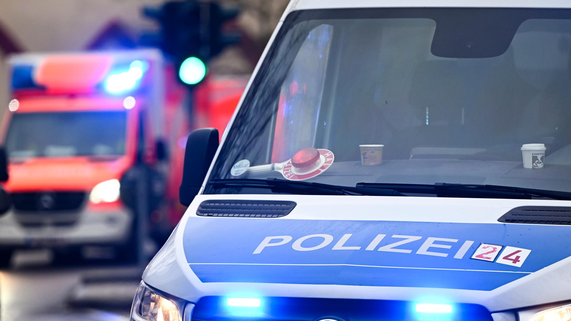 Ein Polizeiauto und ein Rettungswagen mit Blaulicht. | picture alliance/dpa | Jens Kalaene