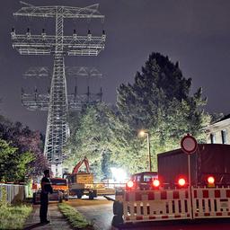 Reparaturarbeiten werden am 09.09.2025 an einem beschädigten Strommast durchgeführt. Wegen eines Brandanschlags auf zwei Strommasten kam es im Berliner Südosten zu einem großflächigen Stromausfall. (Quelle: dpa-Bildfunk/Michael Ukas)