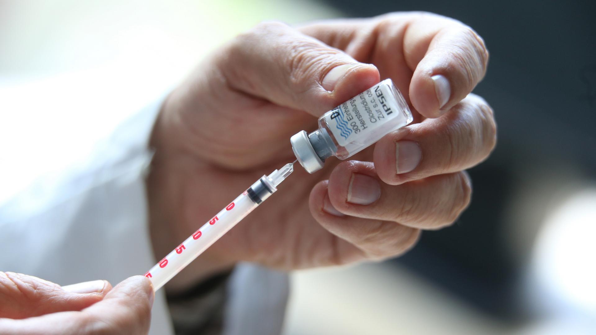 Eine Spritze mit Botox | dpa-tmn