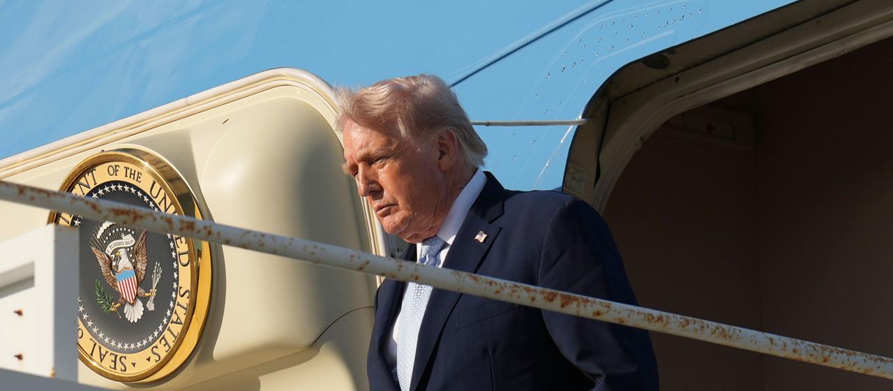 Donald Trump steigt aus der Air Force One aus.