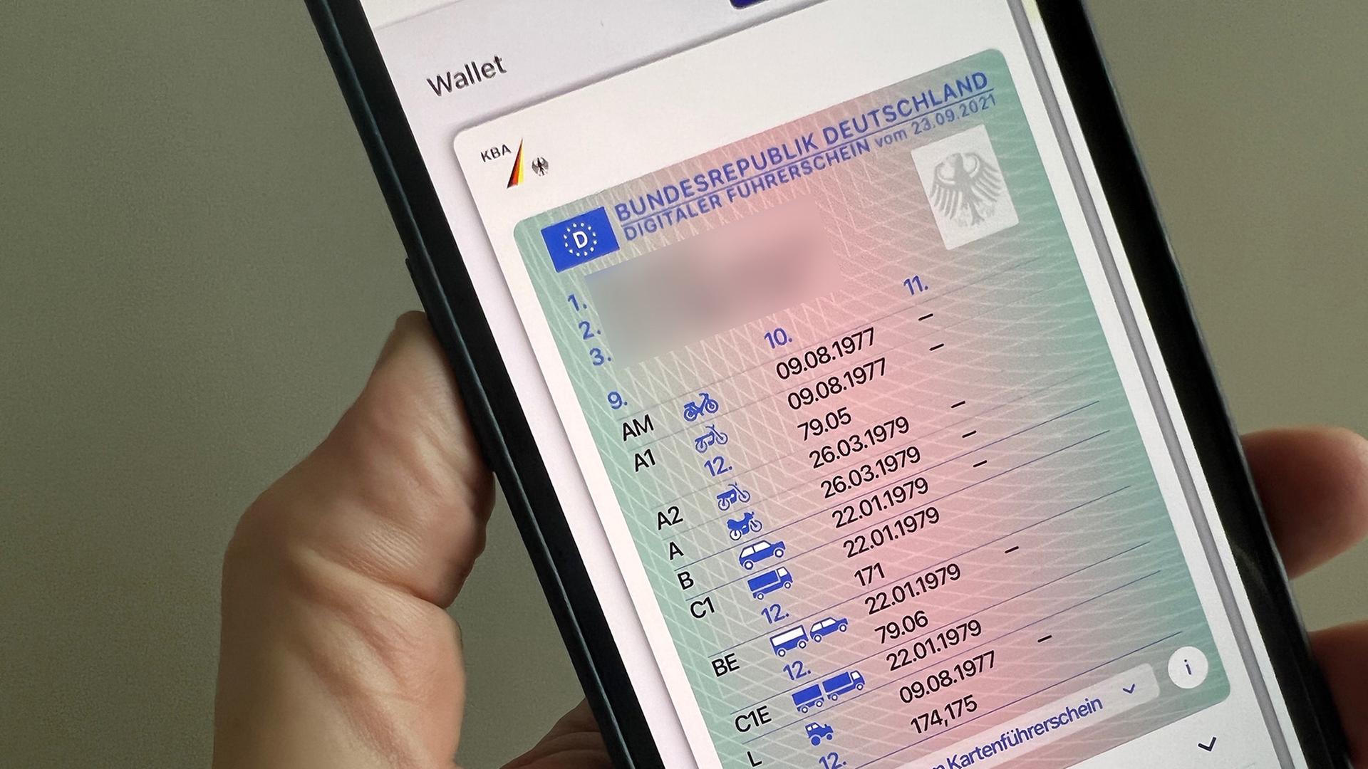 Auf einem Smartphone ist eine digitale Variante eines Führerscheins zu sehen. | picture alliance/dpa