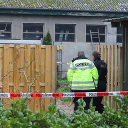 Die Kriminalpolizei untersucht nach dem Fund eines toten Säuglings in einem Gartenhaus den Tatort.