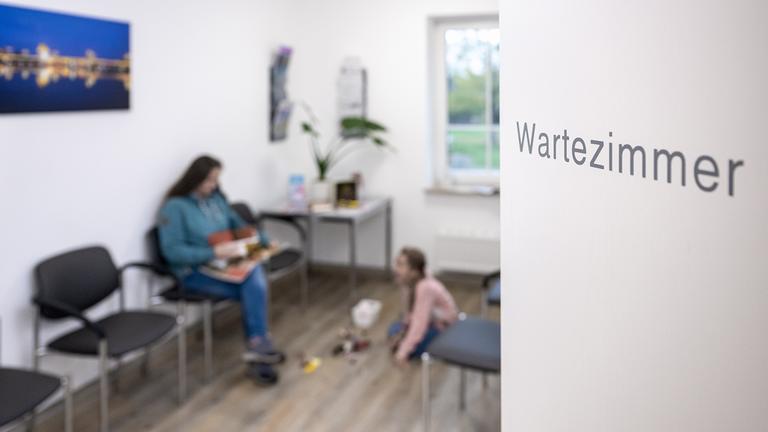 Patienten sitzen im Wartezimmer einer Hausarztpraxis.