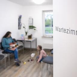 Patienten sitzen im Wartezimmer einer Hausarztpraxis.