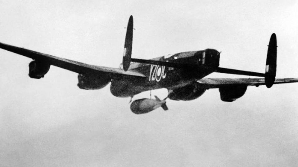 Die größte jemals über Bremen abgeworfene Bombe war die gut zehn Tonnen schwere "Grand Slam", die am Bunker Valentin einschlug. | US Government Ein "Grand Slam" hängt unter einem Avro Lancaster Geschwader der Royal Airforce 1945 über Arnsberg