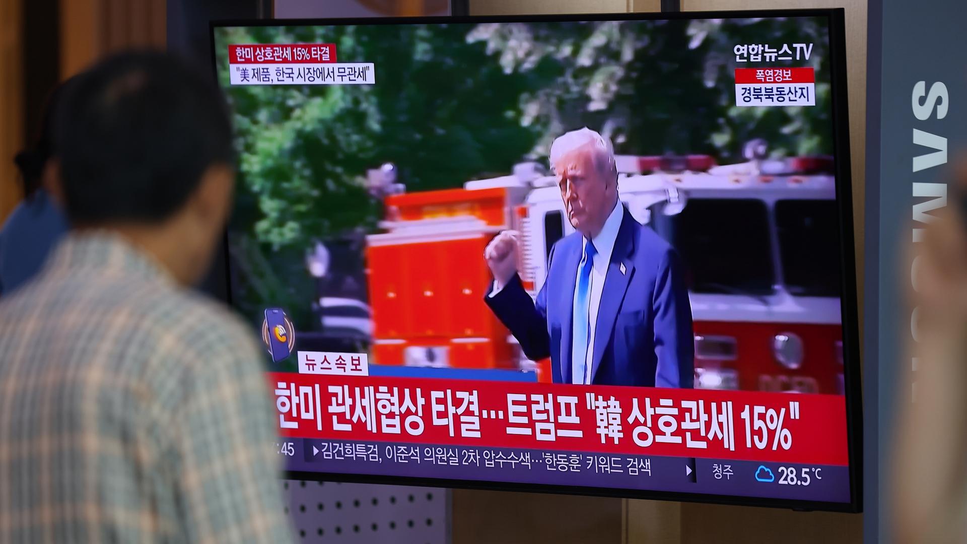 US-Präsident Donald Trump ist auf einem Bildschirm in der Seoul Station, Südkorea, zu sehen. | EPA