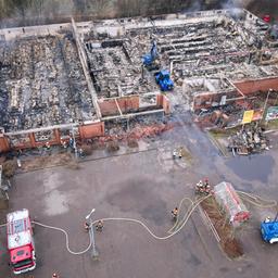 Archivbild: Blick auf einen zerstörten Supermarktkomplex nach einem Brand. Ein Supermarktkomplex in Zehdenick ist kurz vor seiner endgültigen Schließung und des Abrisses komplett ausgebrannt. (Quelle: dpa/Ukas)