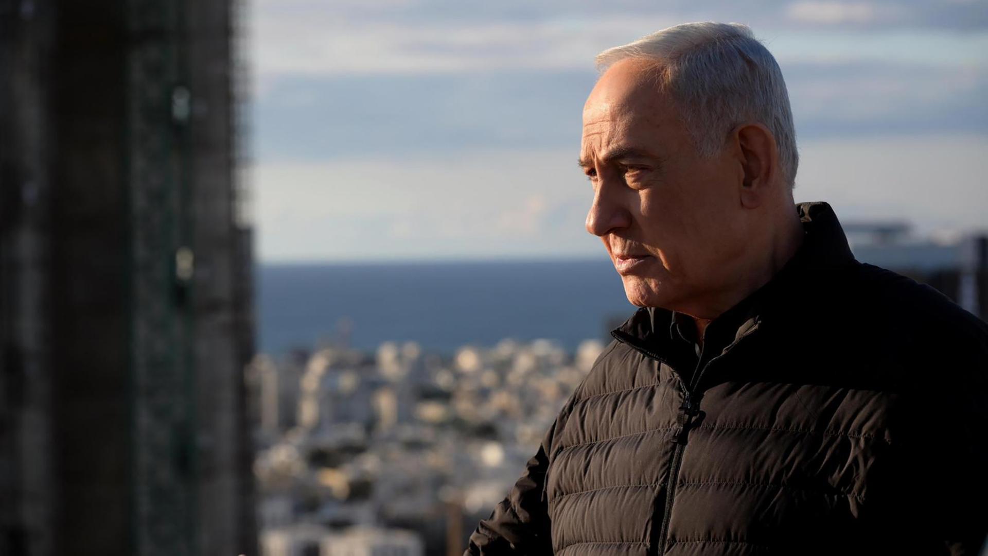 Benjamin Netanjahu steht auf einem hohen Gebäude, im Hintergrund das Meer. | EPA