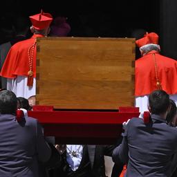 Mehrere Kardinäle gehen vor dem Sarg von Papst Franziskus her.