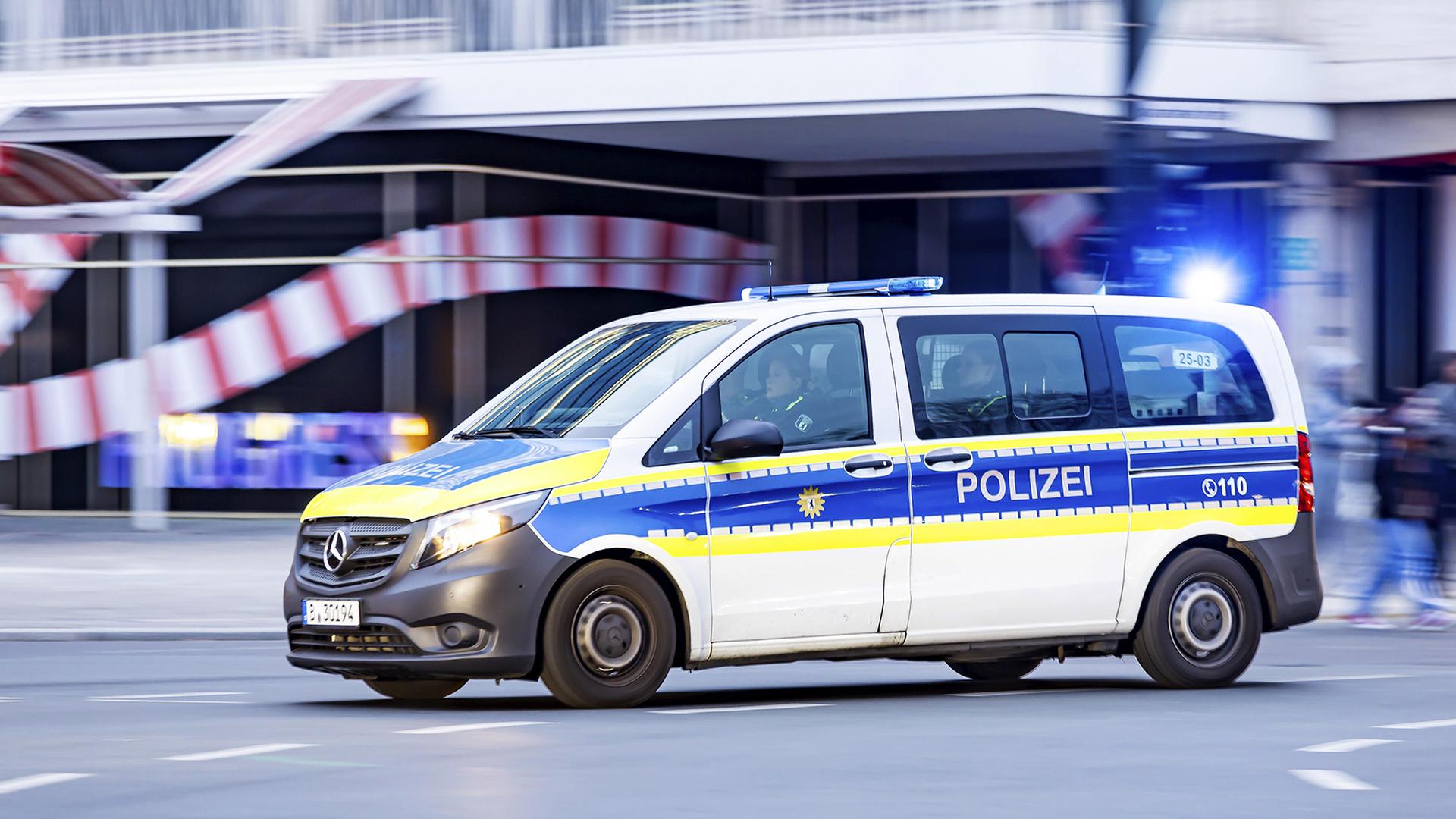 Einsatzfahrt der Polizei mit Blaulicht in Berlin. ( Quelle: picture alliance/imageBROKER/Arnulf Hettrich) | picture alliance/imageBROKER/Arnulf Hettrich