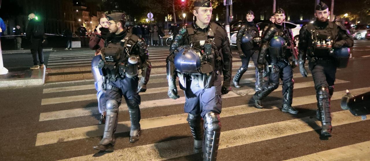 Einsatzkräfte der Polizei stehen auf der Place de la République in Paris Wache.