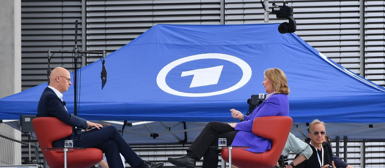 Bärbel Bas sitzt beim ARD-Sommerinterview gegenüber von Matthias Deiß.