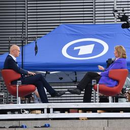 Bärbel Bas sitzt beim ARD-Sommerinterview gegenüber von Matthias Deiß.
