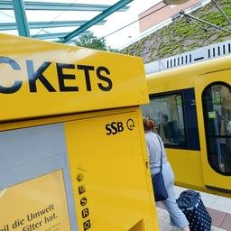 Ein Ticketautomat steht an einer Haltestelle einer U-Bahn in Stuttgart-Sillenbuch.