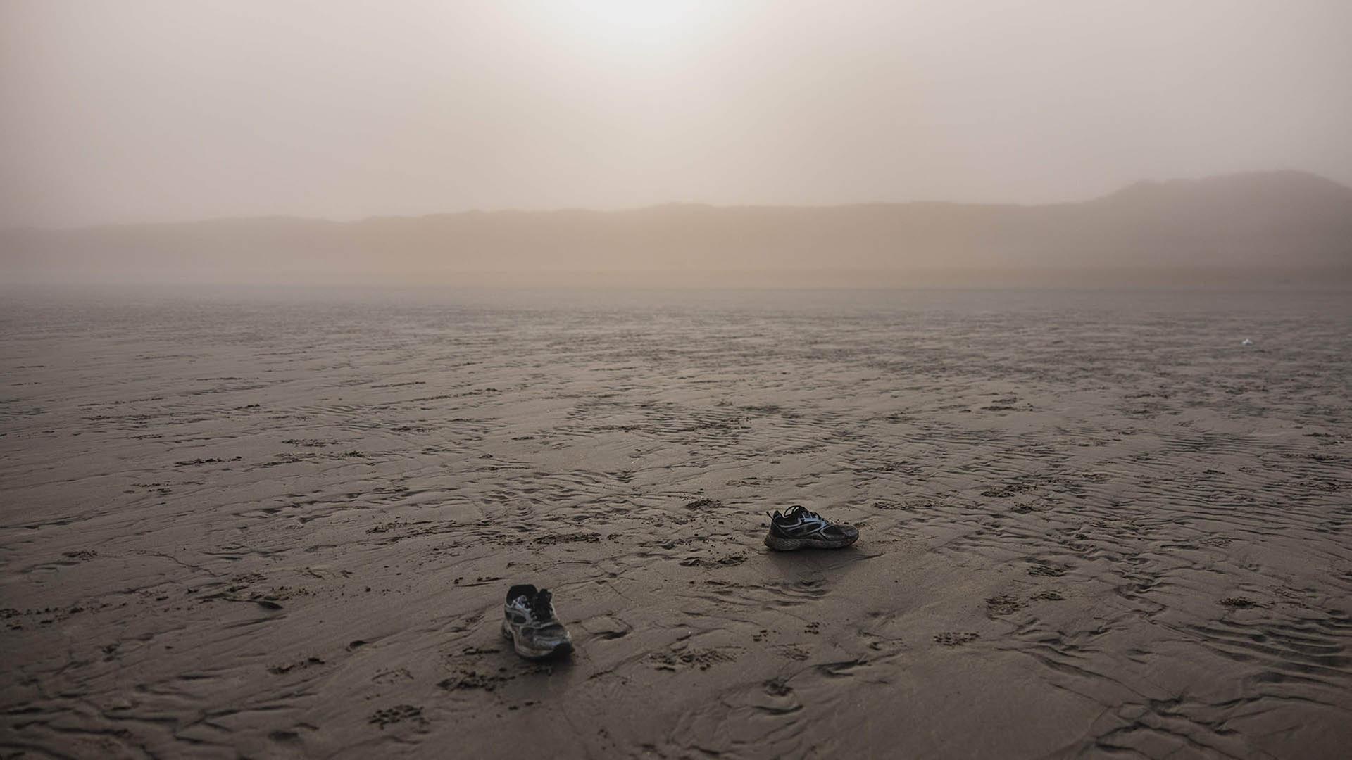 Schuhe liegen verlassen amÂ Strand vom franzÃ¶sischen Gravelines. | Sameer Al-Doumy/AFP/dpa