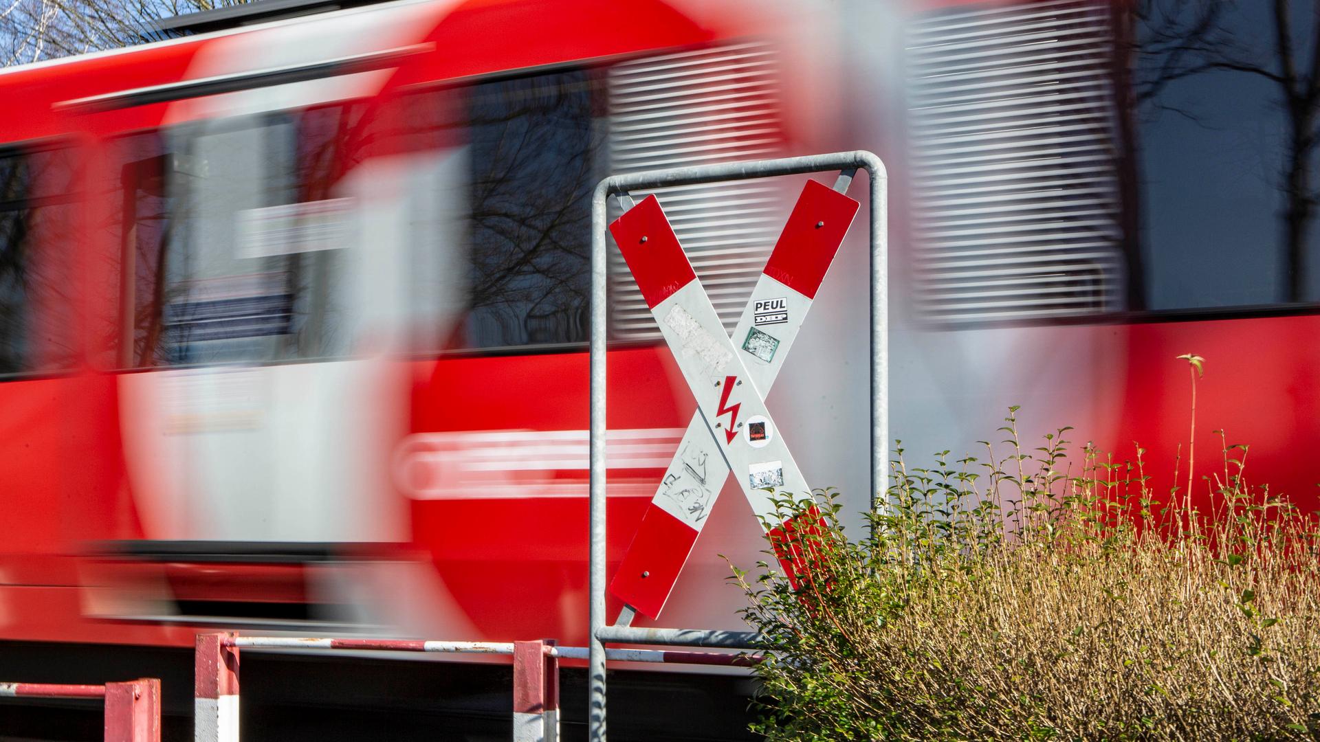 Unfälle an unbeschrankten Bahnübergängen: Wie groß ist die Gefahr?