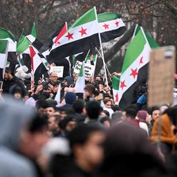 Mitglieder der syrischen Gemeinschaft schwenken syrische Flaggen in Berlin. (Archivbild: 8. Dezember 2024 )