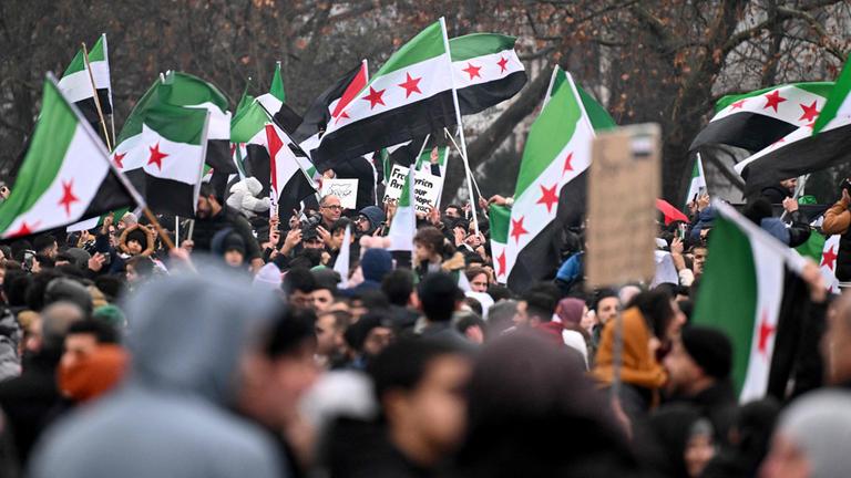 Mitglieder der syrischen Gemeinschaft schwenken syrische Flaggen in Berlin. (Archivbild: 8. Dezember 2024 )