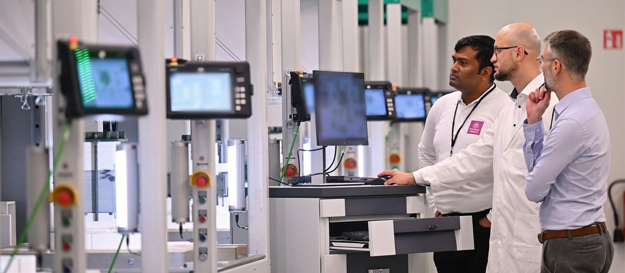 Forscher in einer Pilotfertigungsanlage Thyssenkrupp nucera und Fraunhofer IKTS