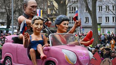 Rosenmontagsumzug in Mainz: Weidel und Wagenknecht kutschieren mit Putin.
