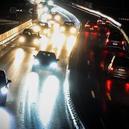 Autos sind bei Dunkelheit auf den glatten Autobahnstraßen unterwegs