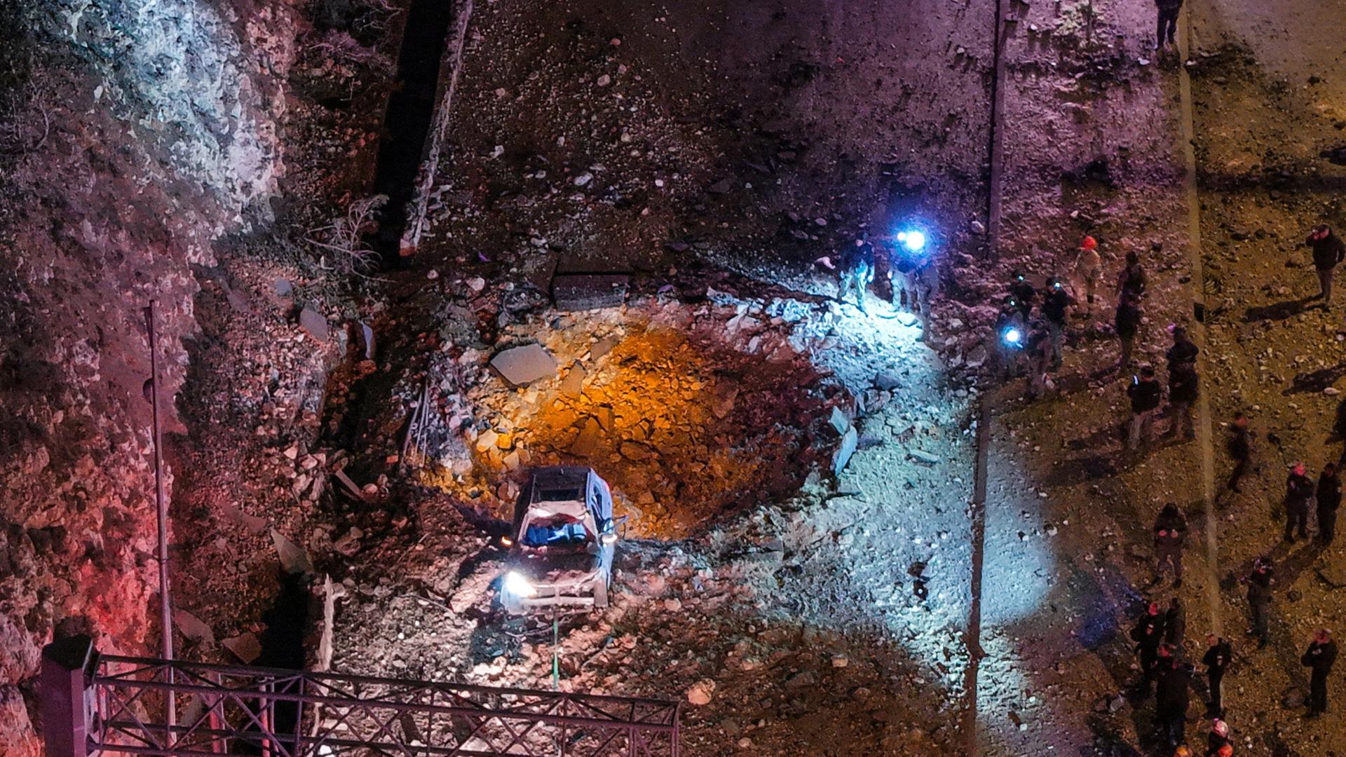 Eine Drohnenaufnahme zeigt einen Raketeneinschlag auf einer Straße in Jerusalem. | REUTERS