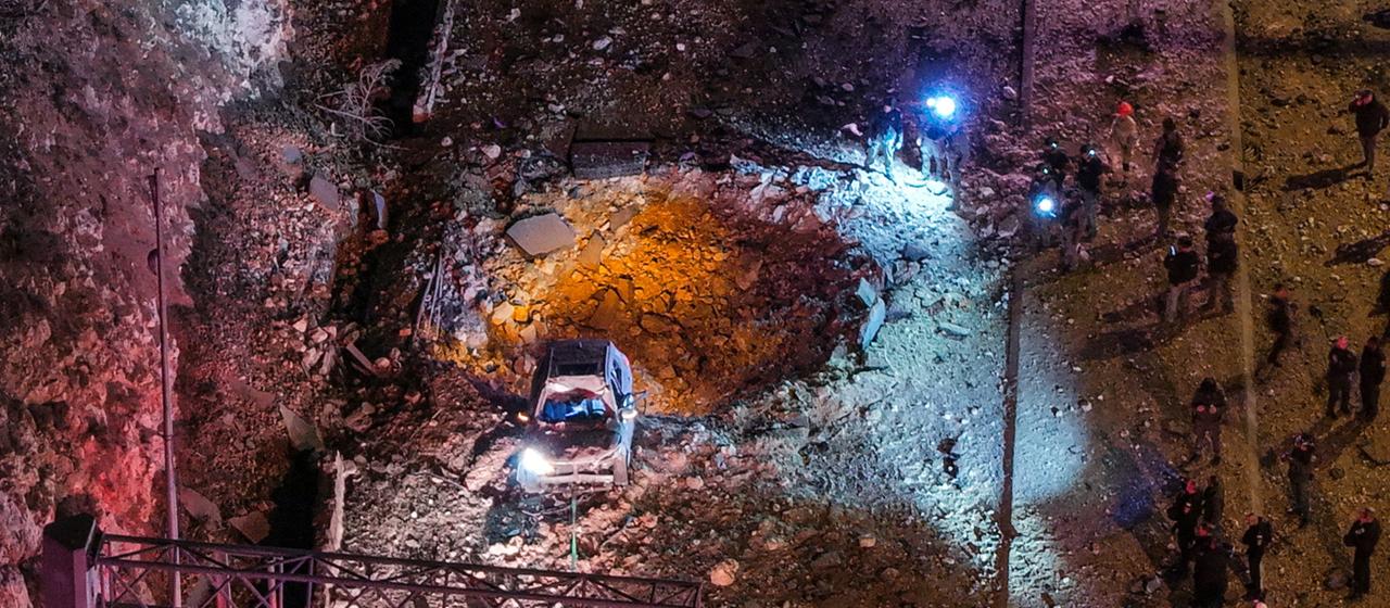 Eine Drohnenaufnahme zeigt einen Raketeneinschlag auf einer Straße in Jerusalem.