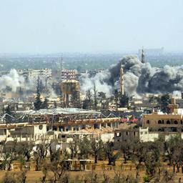 Rauch steigt nach erneuten Luftangriffen über der syrischen Rebellenhochburg Duma auf.