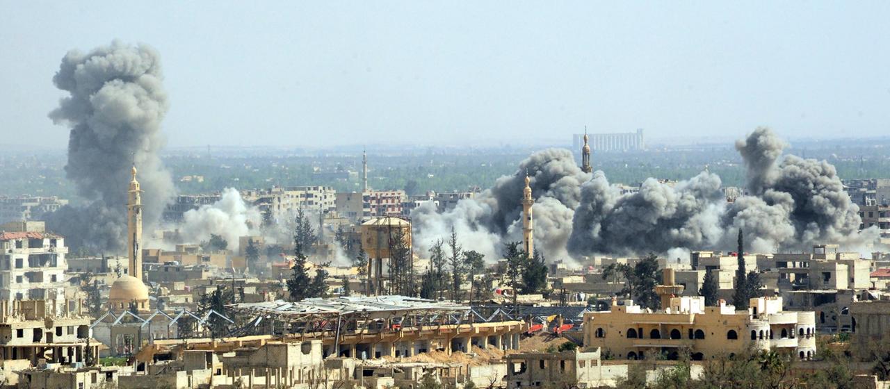 Rauch steigt nach erneuten Luftangriffen über der syrischen Rebellenhochburg Duma auf.
