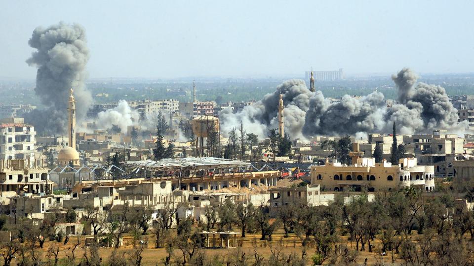 Rauch steigt nach erneuten Luftangriffen über der syrischen Rebellenhochburg Duma auf.