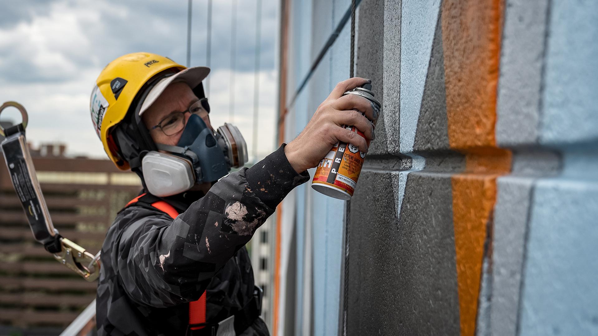 Der Hamburger Graffiti Artist DAIM besprüht eine Hauswand. | DAIM | Courtesy: BUMP Festival / Verve Projects / b4_flight