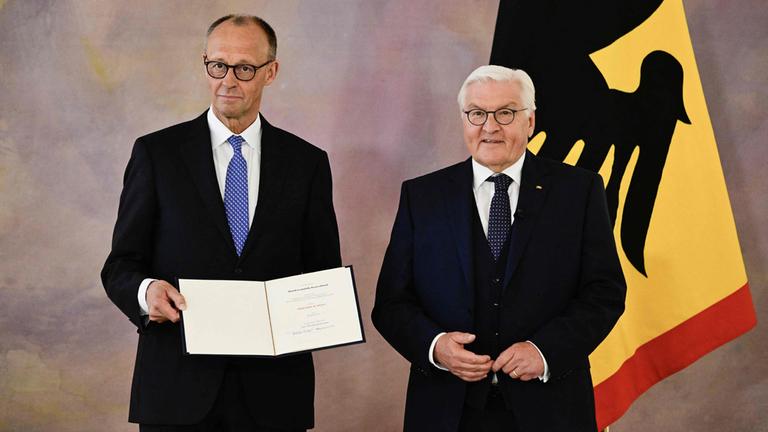 Die Kanzlerwahl in Bildern: Vorfreude, Schock - doch noch Erfolg | tagesschau.de