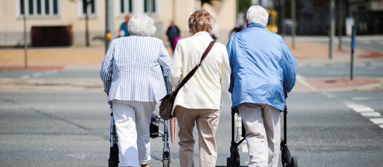 Drei Frauen im Rentenalter gehen über eine Straße (Symbolbild).