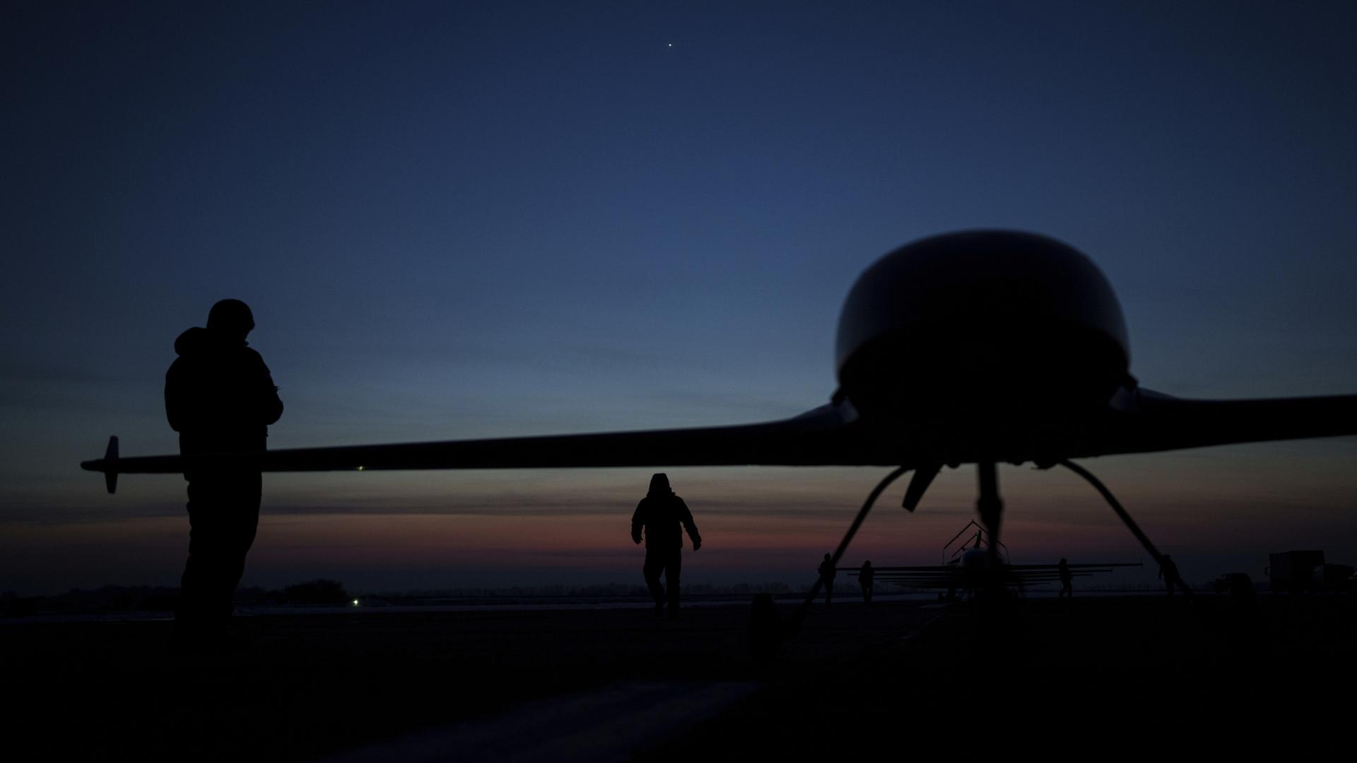 Ukrainische Soldaten des Verteidigungsnachrichtendienstes bereiten den Start der Langstreckendrohne An-196 Ljutyj an einem ungenannten Ort in der Ukraine vor (Symbolbild)  | dpa