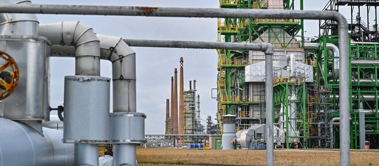 Verschiedene Anlagen der Rohölverarbeitung auf dem Gelände der PCK-Raffinerie GmbH in Schwedt.