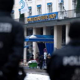 Polizisten stehen nach Abschluss der Sicherheitskonferenz vor dem Hotel Bayerischer Hof. 