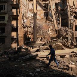 Rettungskräfte räumen die Trümmer eines zerstörten Wohngebäudes in der Ukraine.