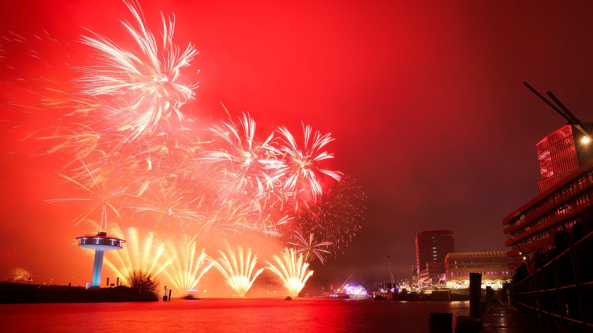 Blick auf das Silvesterfeuerwerk am Chicagokai in der Hafencity in Hamburg. | dpa