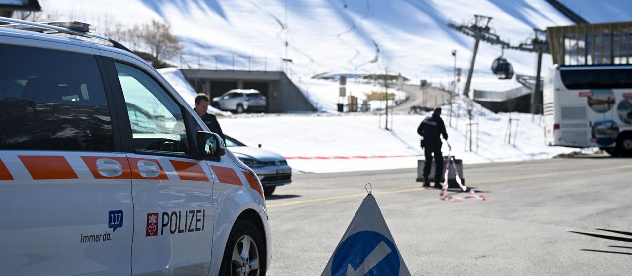 Ein Polizeifahrzeug steht in der Nähe der Titlis-Seilbahnstation.