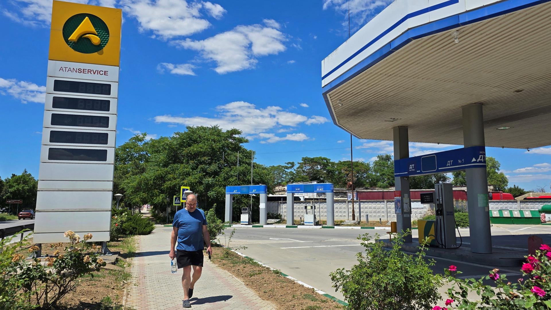 Ein Mann geht an einer leeren Tankstelle in Jewpatorija auf der Krim vorbei. | REUTERS