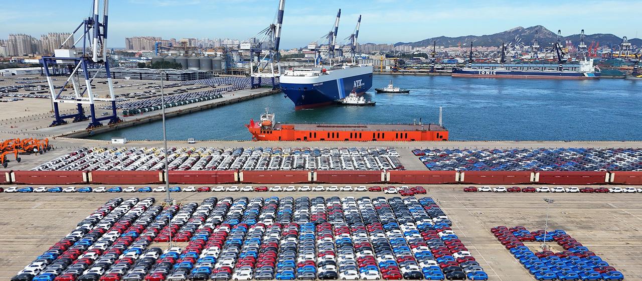 Chinesische Autos stehen im Hafen Yantai in der Provinz zum Export bereit