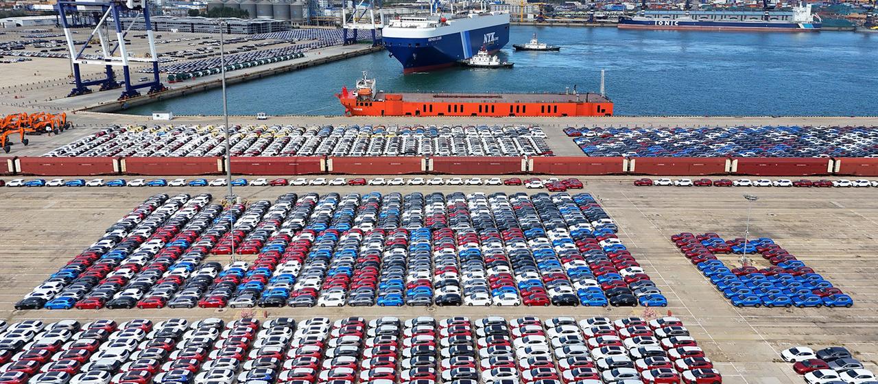 Chinesische Autos stehen im Hafen Yantai in der Provinz zum Export bereit