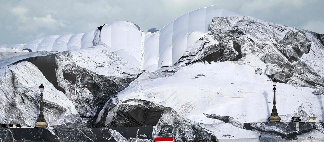Die Installation "La Caverne du Pont Neuf" des französischen Künstlers JR in Paris ist eingedrückt.