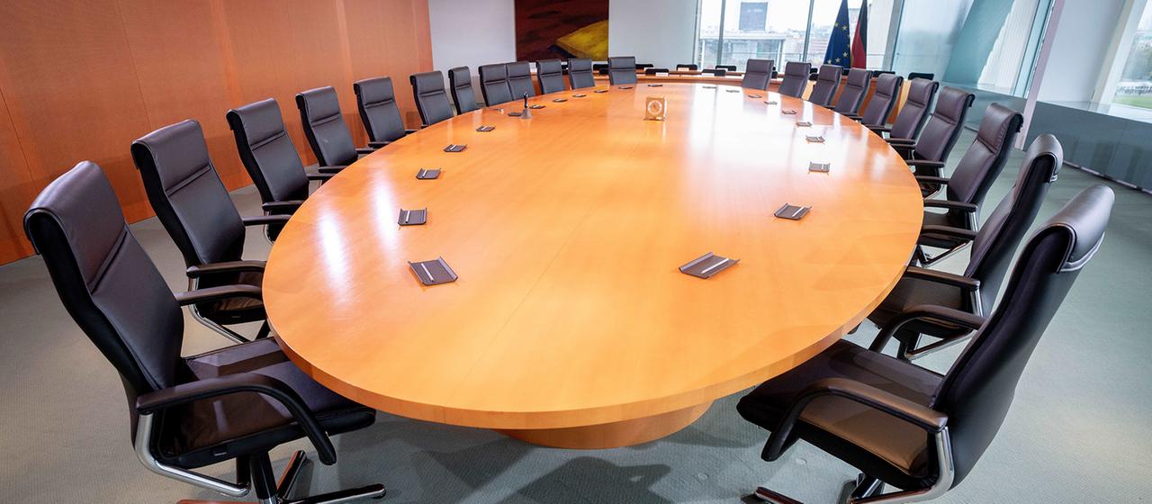 Der leere Tisch im Sitzungsraum des Bundeskabinetts im Bundeskanzleramt.