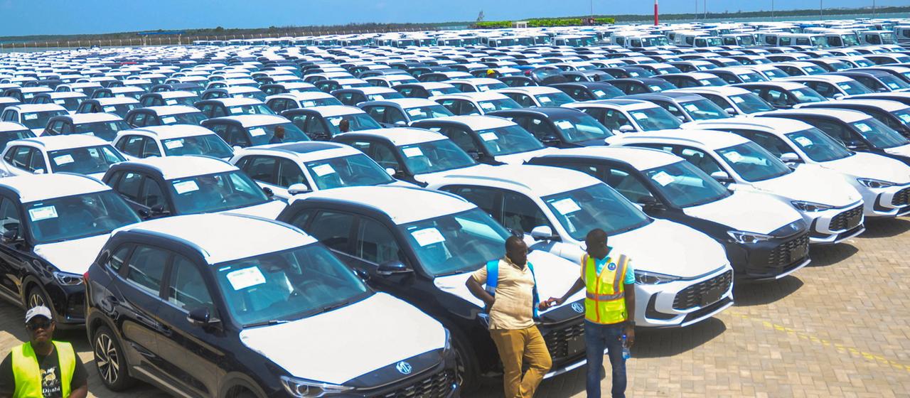 Luxusautos sind im Hafen von Lamu aufgereiht