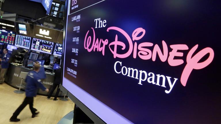 Das Logo von Walt Disney ist auf einem Bildschirm an der New Yorker Börse zu sehen.