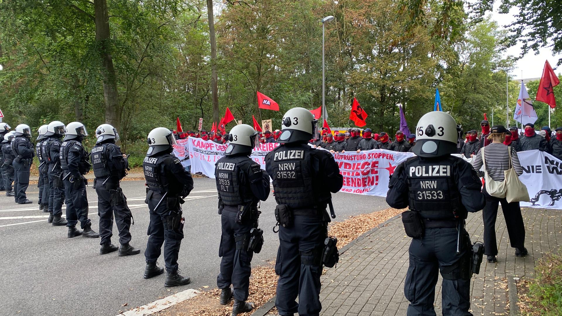 Polizei löst Demo vor Kölner Kaserne auf